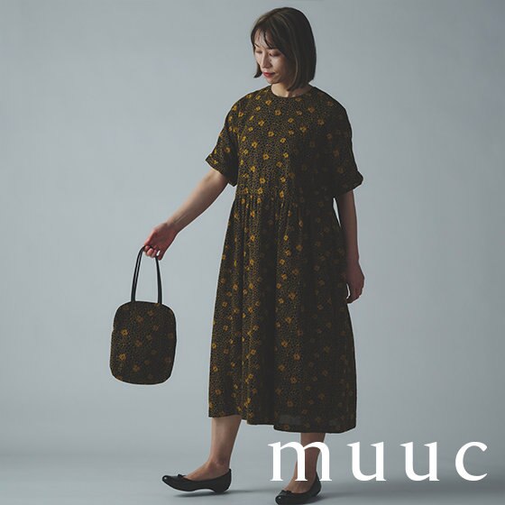 紫陽花の小花が咲きこぼれる、線画刺繍が美しいドレス