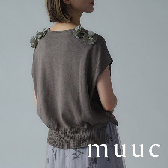 肩にそっと咲く花モチーフ、夏の涼やかトップス