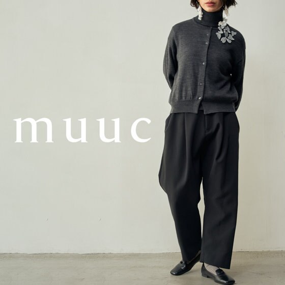 【スタイリング】上質なタートル＆カーディガンのアンサンブルとふっくら三重織り生地のパンツ