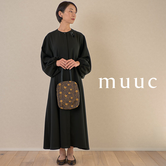 【新入荷】サラリと通年着られる礼服。40代以降の体型を美しく包むブラックフォーマルドレス。お手入れ簡単で日常の羽織りづかいも