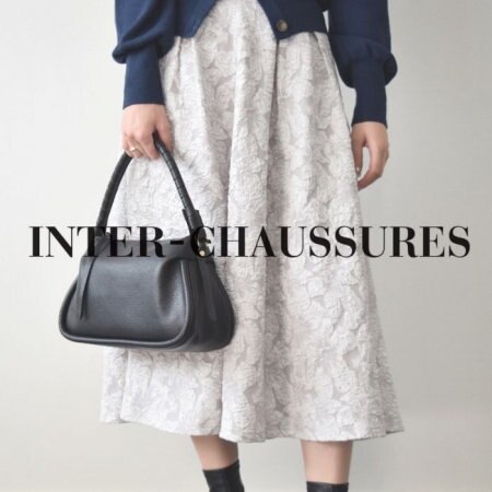 「秋の始まり感。 夏服にも、秋色にも寄り添う黒。」