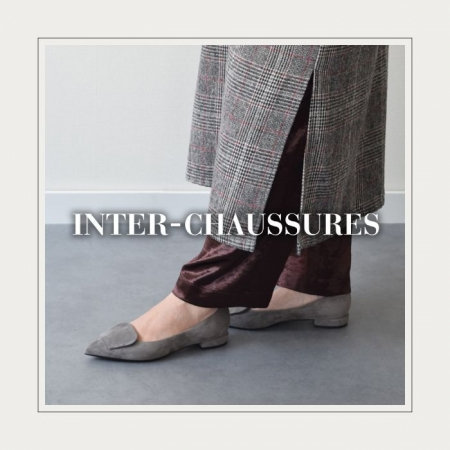 「秋の装いにやさしくなじむ、上品パンプス。」