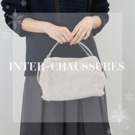 「ふわっと軽やか。品よく季節感を添えるムートン素材」