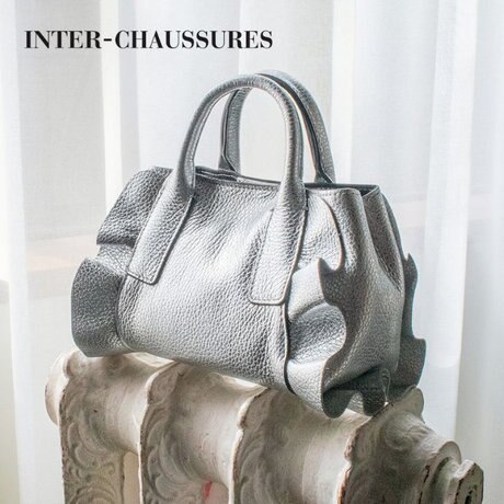 甘さ控えめ。フリルが映えるシルバーバッグ | ONWARD CROSSET