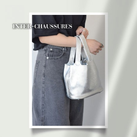 ラフすぎない、ちょうどいい軽さ。大人のミニバッグ