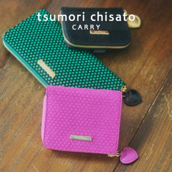 手作業でプリントされたふっくらしたドット柄のお財布