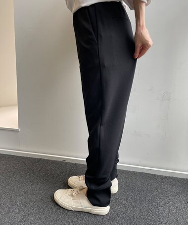  裾のリブが靴に被ります。ウエストに余裕があり太もも部分はかなりゆとりがあります。