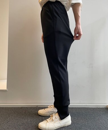  膝下からゆとりがでるので横からのシルエットがゆったりした印象に変わる。