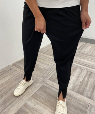  太ももの後ろ側だけでなくヒップ周りや、横にもゆとりがありつまみたい印象。