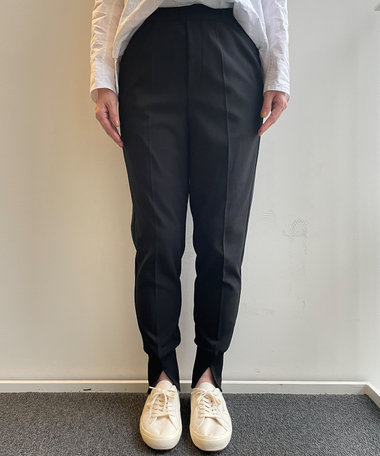  ウエストがゴムで窮屈感なく楽な穿き心地、ずり落ちることもないです。