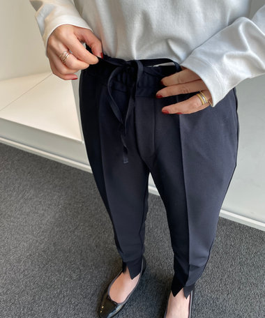  新しくついたウエスト内側の紐で腰位置を高めに設定します♪