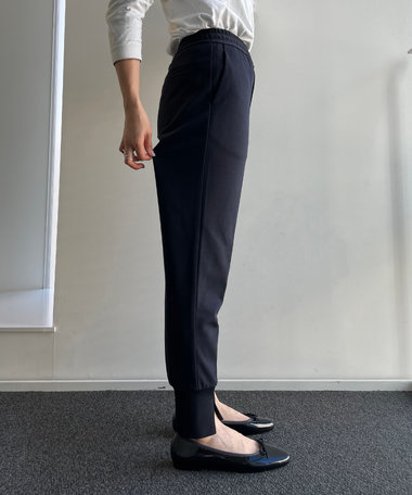  引っ張ると、肌から浮かせることが出来る程度の余裕が美シルエットの秘密ですね