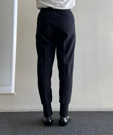  ヒップ下のもたつかず、カジュアル過ぎない印象。