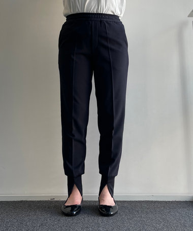  足首のスリットがすっきり、あか抜けポイント！