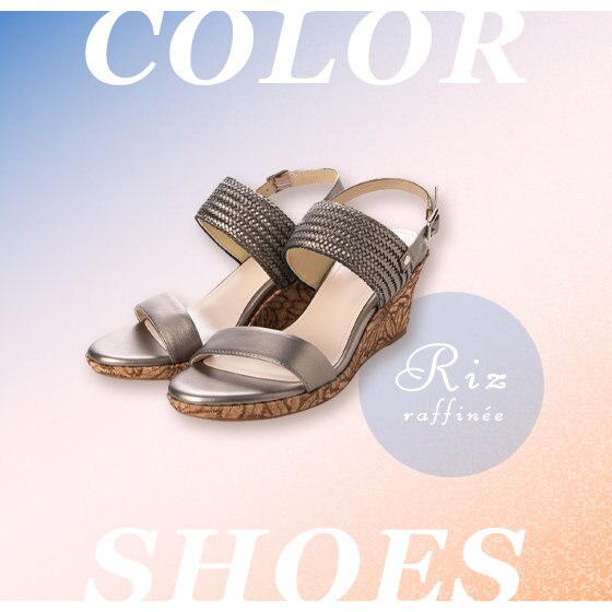 着こなしに夏らしい彩りを添える「大人のカラーサンダル」