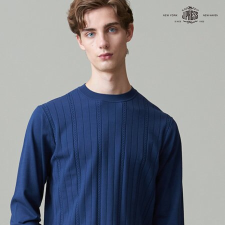 秋から春まで長く着られる快適ニット