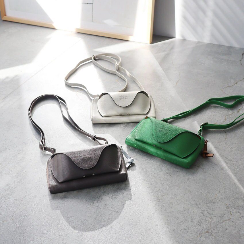 お財布とポシェットが一つになった機能的で使いやすいウォレットバッグ