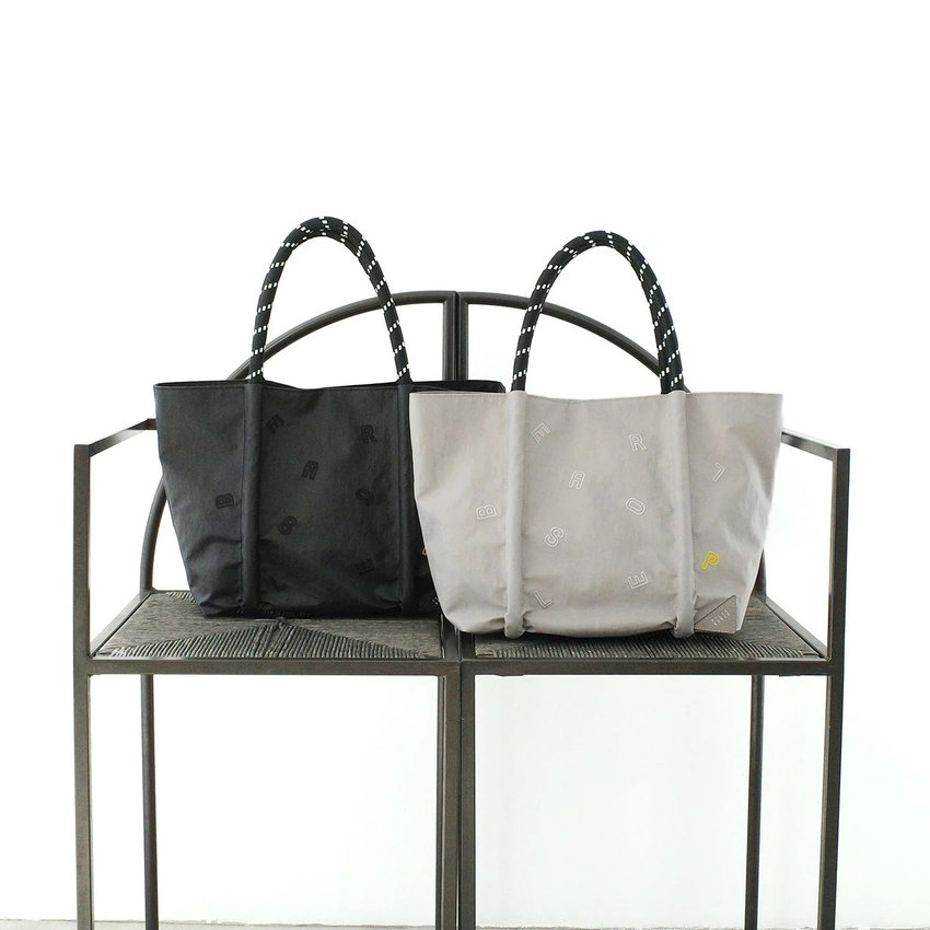 シワ加工が魅せる表情豊かなトートバッグ