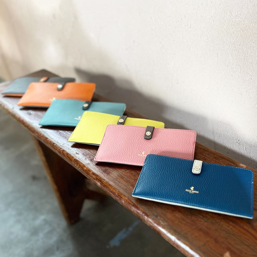 多彩なカラーバリエーションが魅力のスリムウォレット