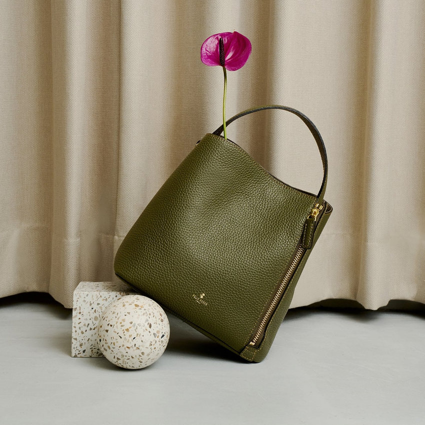 コロンとしたフォルムが愛らしい2WAYショルダーバッグ