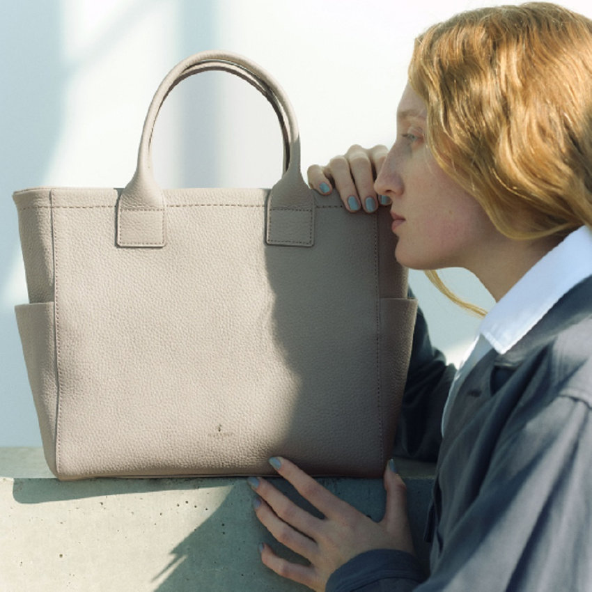 マットな質感と柔らかな雰囲気が漂うシュリンクレザーシリーズ「Reinetteレネット」