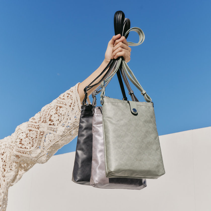 使いやすさは格別、頼れる縦型ショルダーバッグ