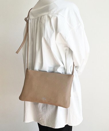 Hekhèr Le Style de Vie 【日本製】シュリンクレザー スクエアショルダーバッグ ピンクベージュ