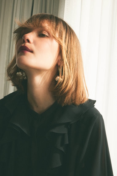 GRACE CONTINENTAL シアーラッフルカラーブラウス