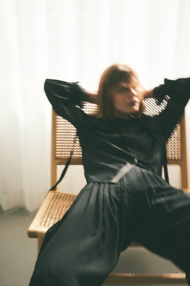 GRACE CONTINENTAL シアープリーツパンツ