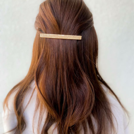 上品にボリュームを抑える】梅雨におすすめのバレッタ | acca(アッカ