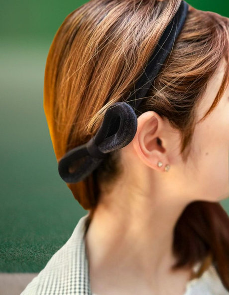 美品◆acca カチューシャ グレー ベルベット アッカ ヘアアクセサリー 深まる秋、髪にベルベットのエレガンスを。 | acca(アッカ) | ONWARD