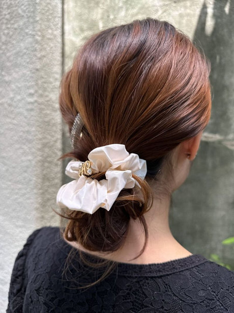 忙しい朝でも簡単にできるシュシュヘアアレンジ | acca（アッカ