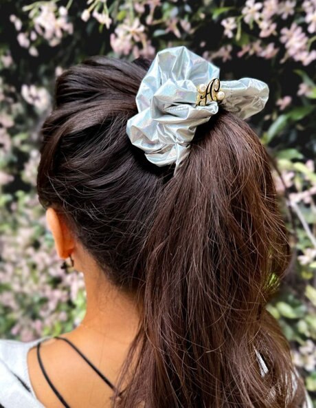 忙しい朝でも簡単にできるシュシュヘアアレンジ | acca（アッカ