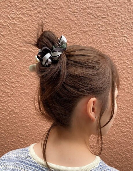 忙しい朝でも簡単にできるシュシュヘアアレンジ | acca（アッカ