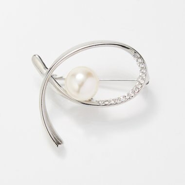 Phoebe クロスカーブパールビジューブローチ　シルバー