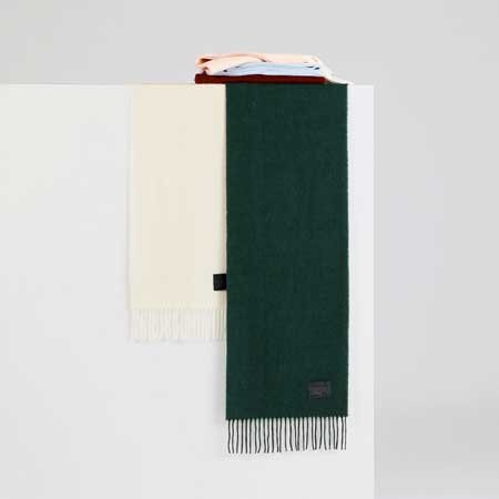 シンプルながら素材の艶感が際立つマフラー