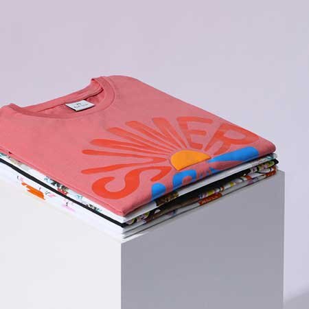 フェミニンな雰囲気をまとうTシャツ