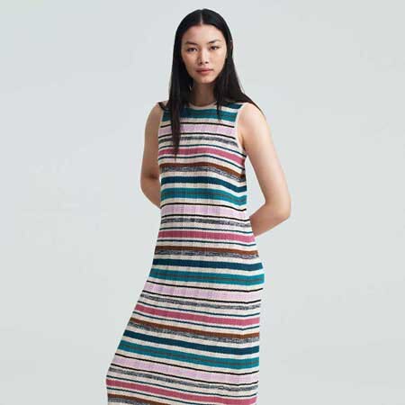 夏の陽射しに映えるサマーニット