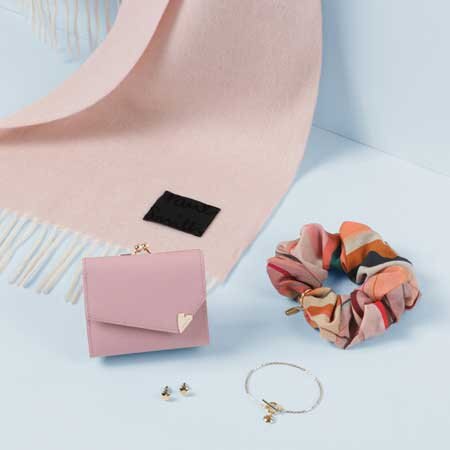 冬の装いに華を添えるウィメンズ小物