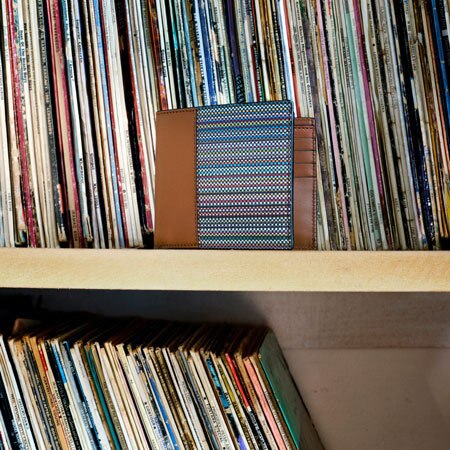 洗練と遊び心を兼ね備えた革小物をチェックして