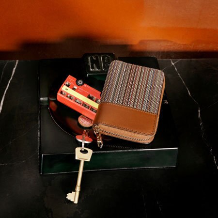 新しいスタートを、新しい革小物と共に