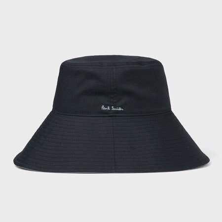 日差しを優雅にまとう。ブリムハットで演出する、ドラマティックな存在感