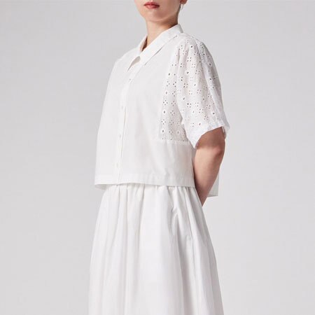 陽ざしが似合う、軽やかなシャツ