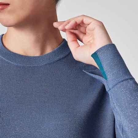 さりげないきらめきで、装いに華を添えるニットアイテム