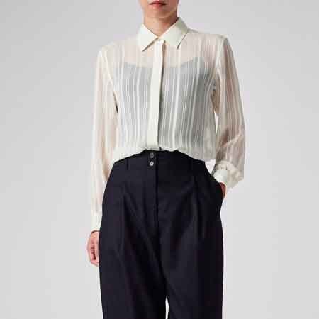 軽やかに羽織れる、大人のシアー＆ジレスタイル