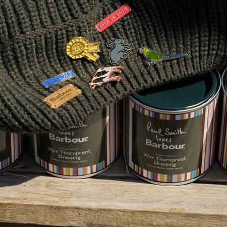 人気のコラボアイテムにピンバッチが登場