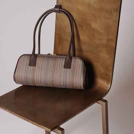 アウタールックに彩りを添えるウィメンズバッグ