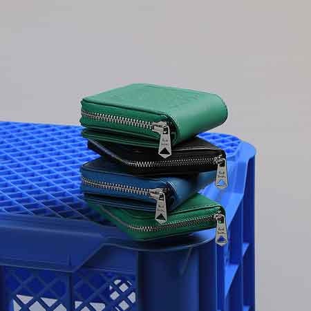 上質レザーと印象的なデザインの新作シリーズ