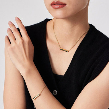 シンプルコーデに映えるジュエリー