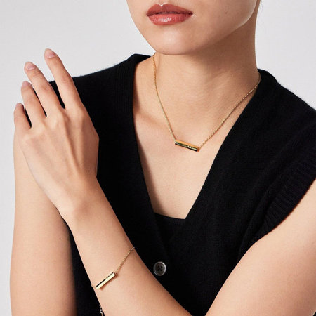 シンプルコーデに映えるジュエリー